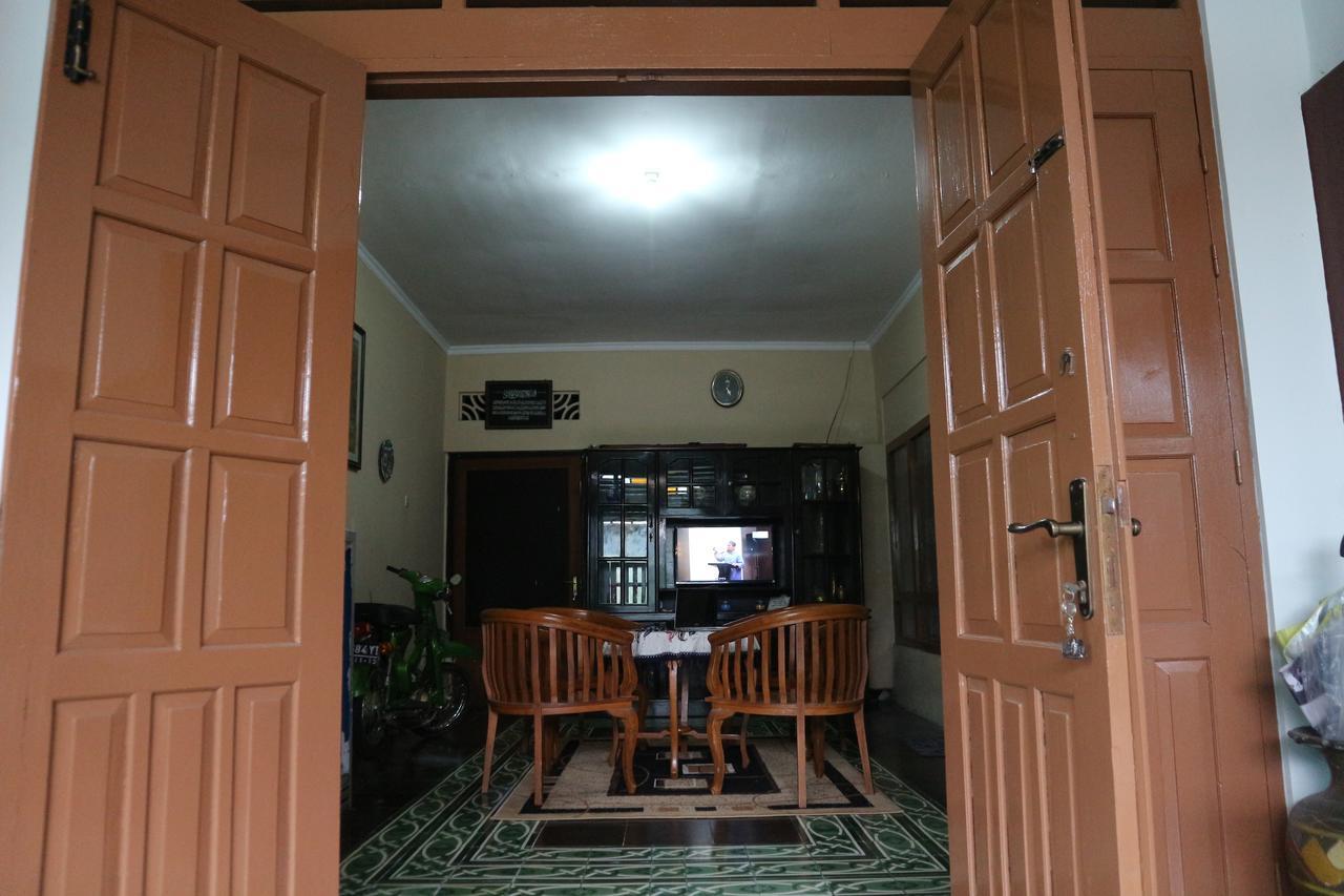 Kembar Guesthouse Джокякарта Екстериор снимка