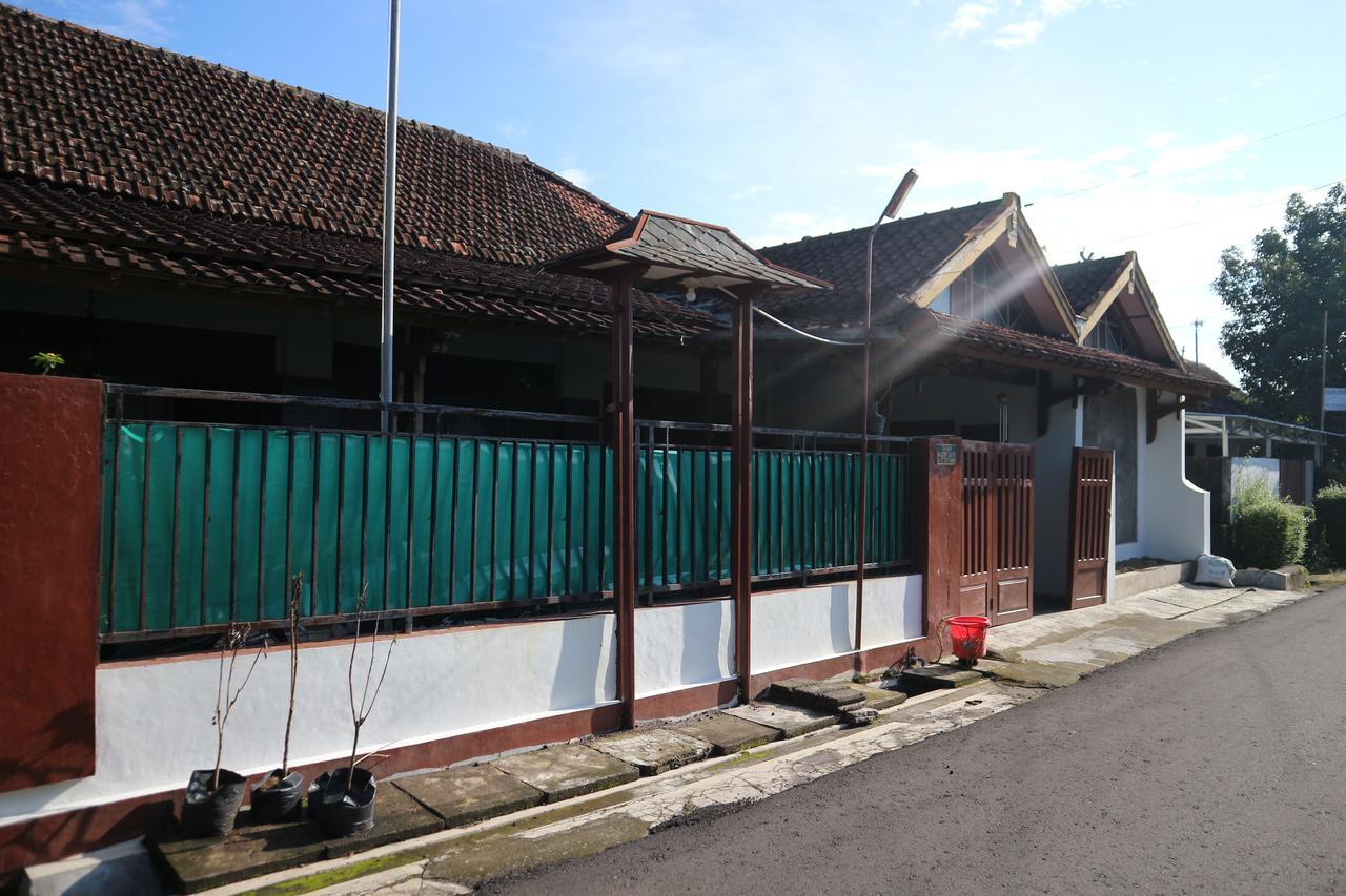 Kembar Guesthouse Джокякарта Екстериор снимка