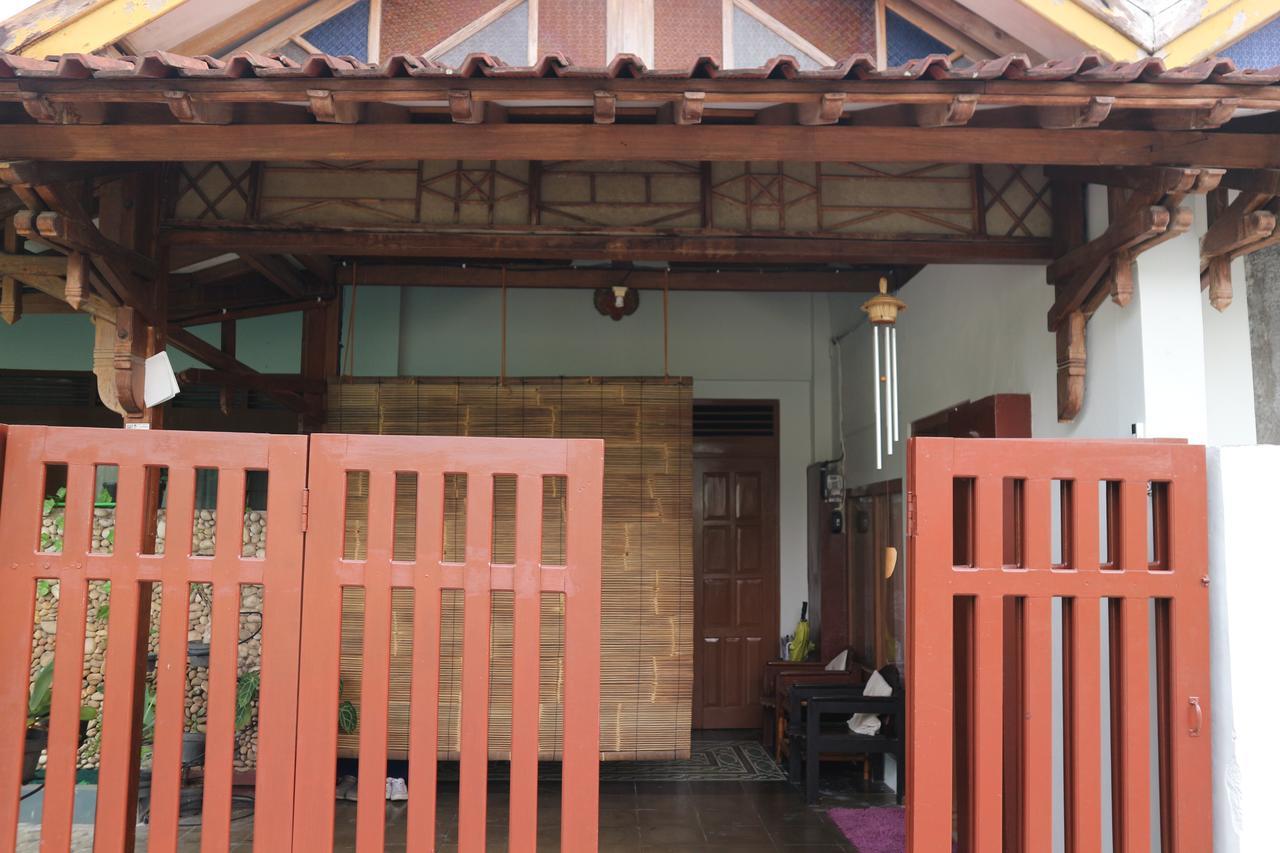 Kembar Guesthouse Джокякарта Екстериор снимка